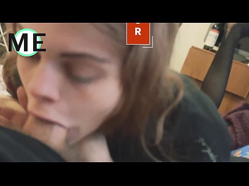 ❤️ Πούτσος στο λαιμό της, σκισμένο καλσόν και σκισμένα τακούνια Σεξ ❌️❤